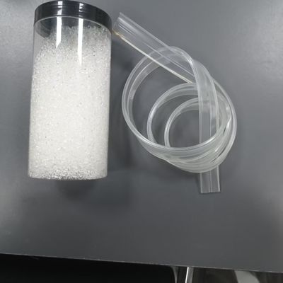 উচ্চ স্বচ্ছতা, দ্রুত ছাঁচনির্মাণ, ভালো স্থিতিস্থাপকতা, চমৎকার দৃঢ়তা, পরিবেশ বান্ধব টিপিইউ প্লাস্টিক ইনজেকশন ছাঁচনির্মাণ বা এক্সট্রুশন কণা, পোষা খেলনা, স্কিপিং রোপ, তারের জন্য উপযুক্ত