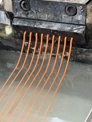 উত্পাদন মূল্য উচ্চ ছিদ্র শক্তি এবং ইনজেকশন ছাঁচনির্মাণ অ্যাপ্লিকেশন জন্য উপযুক্ত শক্তিশালী অনমনীয়তা সঙ্গে রঙ ম্যাচিং TPU উপাদান